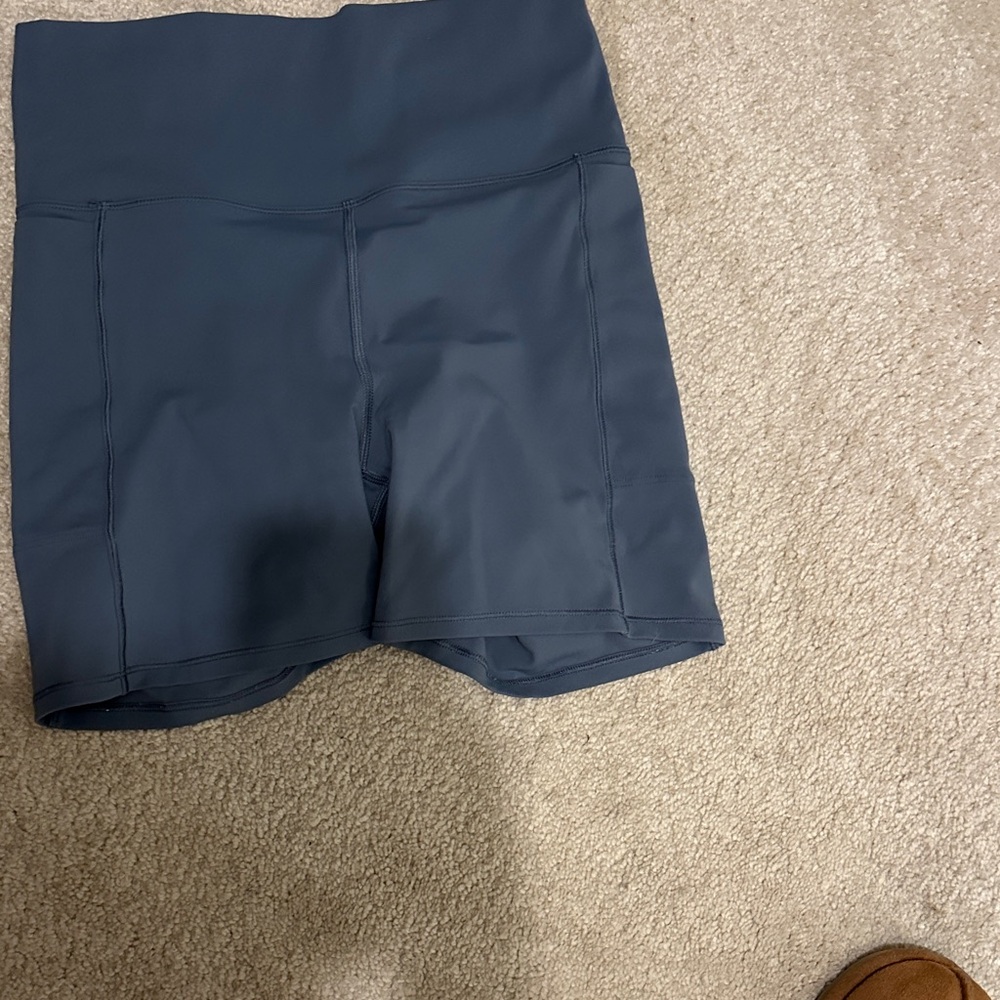 Vuori biker shorts slate blue small